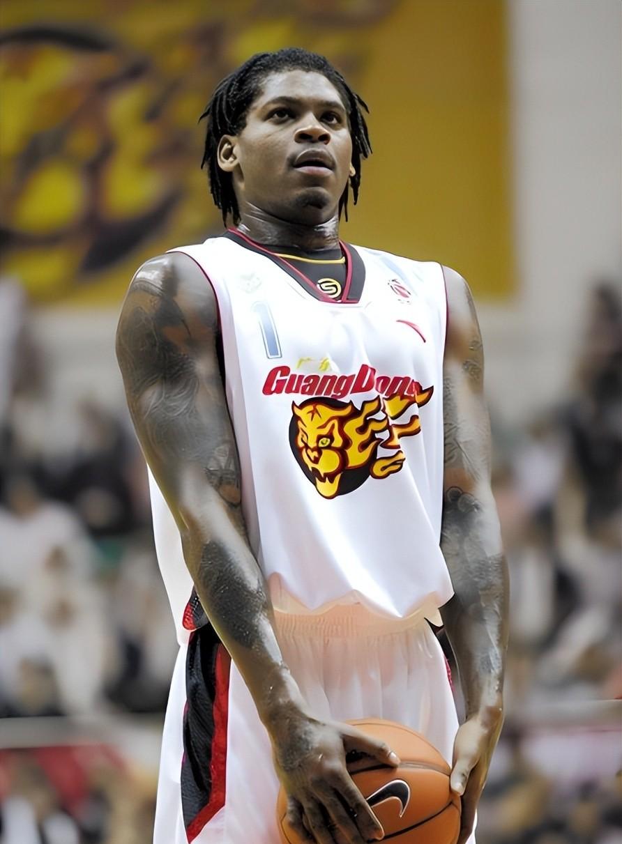 外援球员表现抢眼,为球队贡献巨大力量